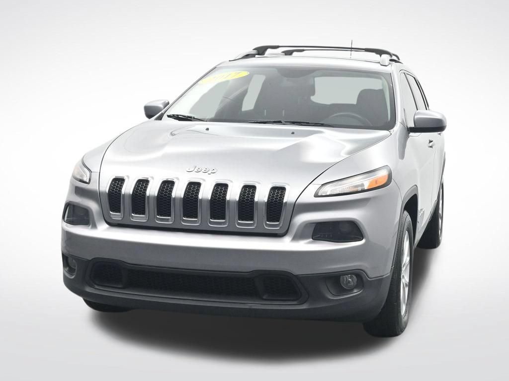 Used 2017 Jeep Cherokee Latitude w/ Trailer Tow Group AWD/4WD image 2