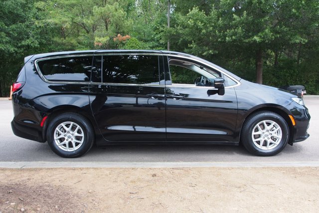 Used 2024 Chrysler Pacifica Touring-L FWD image 8