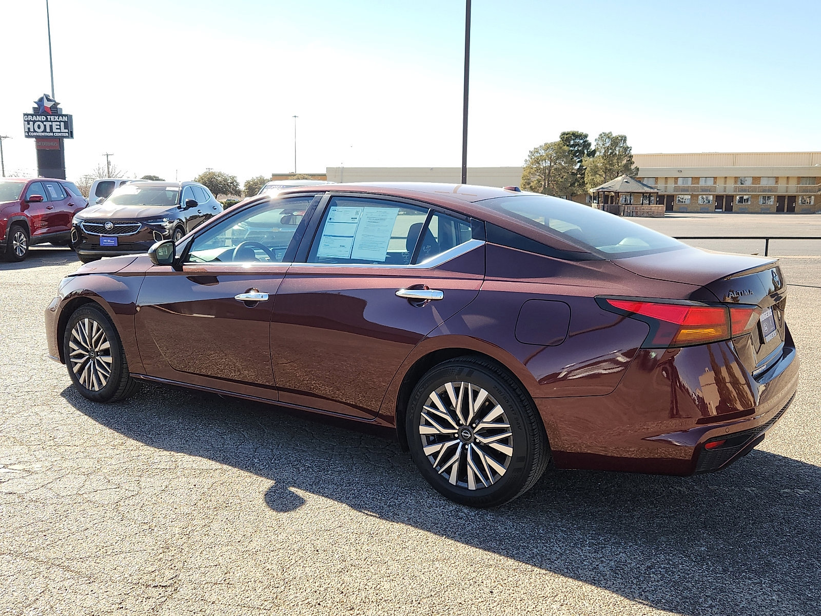 Used 2024 Nissan Altima 2.5 SV image 2