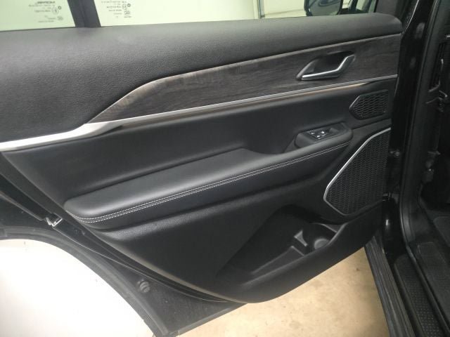 Used 2022 Jeep Grand Cherokee L Limited AWD/4WD image 17