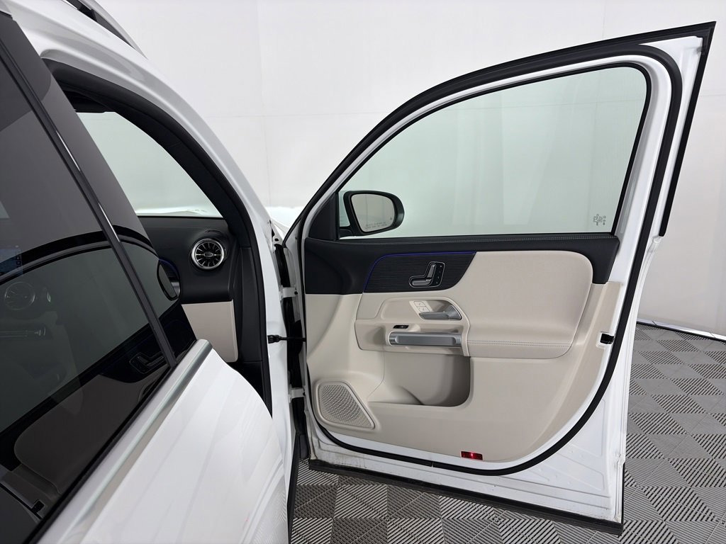Used 2023 Mercedes-Benz EQB 300 4MATIC image 30