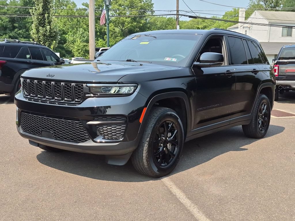 Used 2024 Jeep Grand Cherokee Altitude AWD/4WD image 2