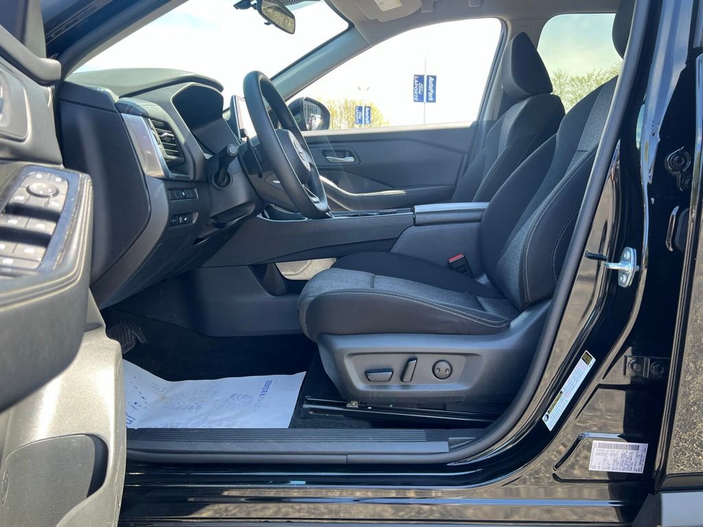 Used 2024 Nissan Rogue SV AWD/4WD image 17