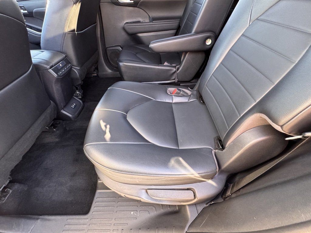 Used 2022 Toyota Highlander XLE image 30