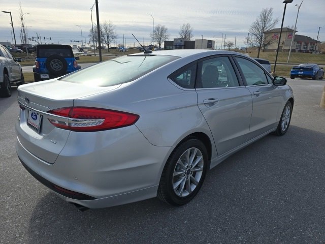 Certified 2017 Ford Fusion SE w/ Fusion SE Technology Package image 4
