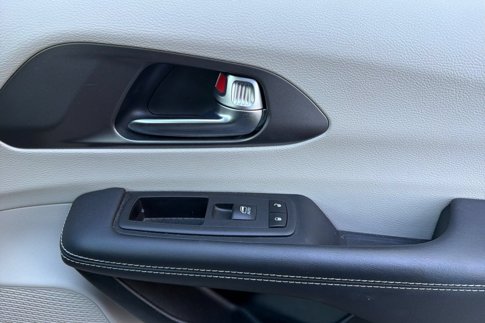 Used 2023 Chrysler Pacifica Touring-L FWD image 19