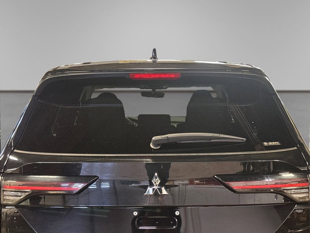 Used 2025 Mitsubishi Outlander SE image 6