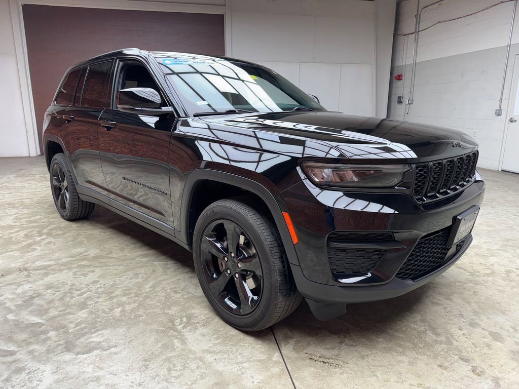 Used 2023 Jeep Grand Cherokee Altitude AWD/4WD image 7