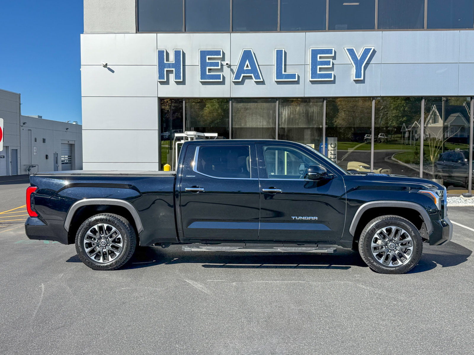 Used 2023 Toyota Tundra Limited w/ Power Package AWD/4WD image 8