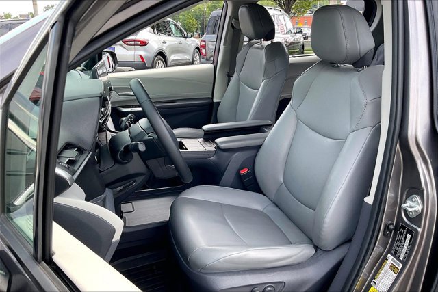 Used 2021 Toyota Sienna XLE FWD image 24