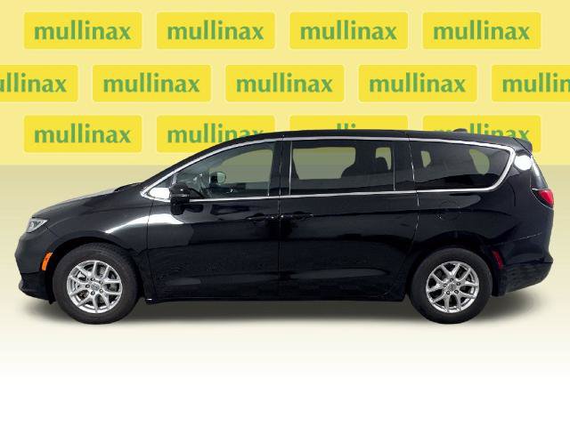 Used 2025 Chrysler Pacifica Select FWD image 12