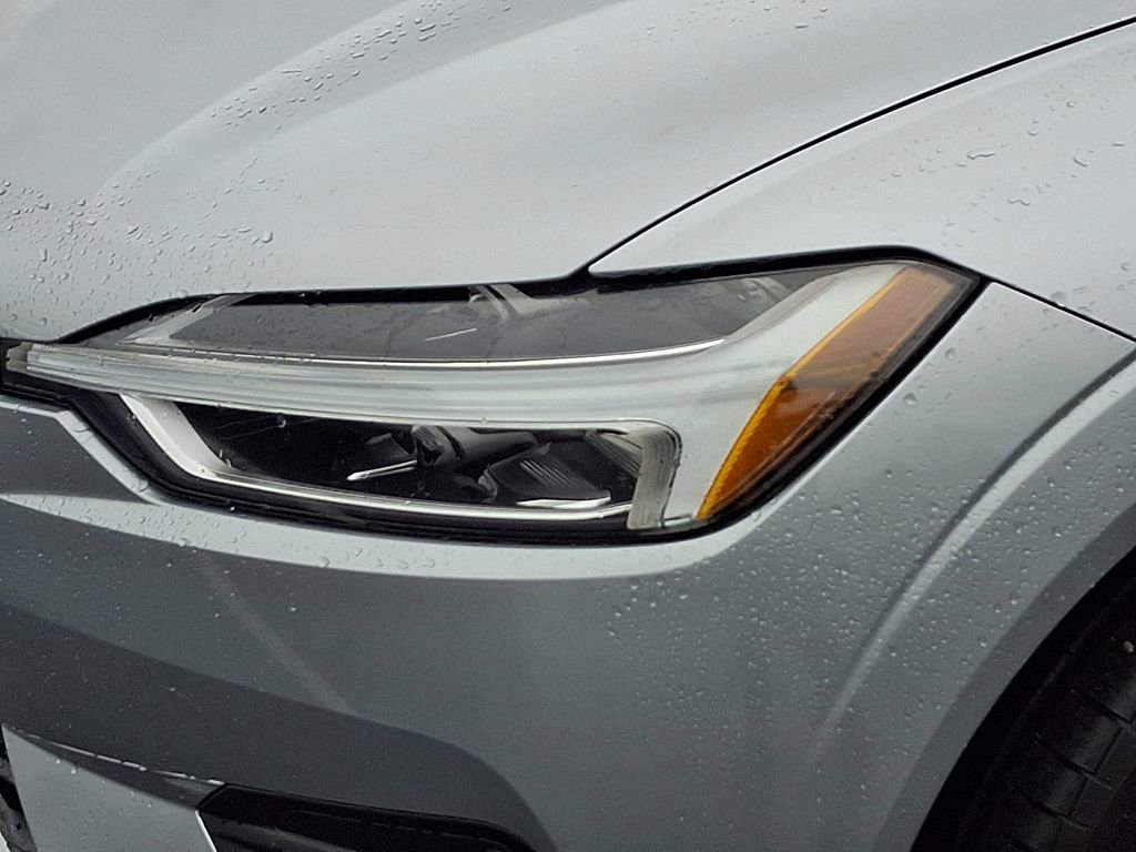Used 2018 Volvo XC60 T5 Momentum w/ Vision Package AWD/4WD image 9