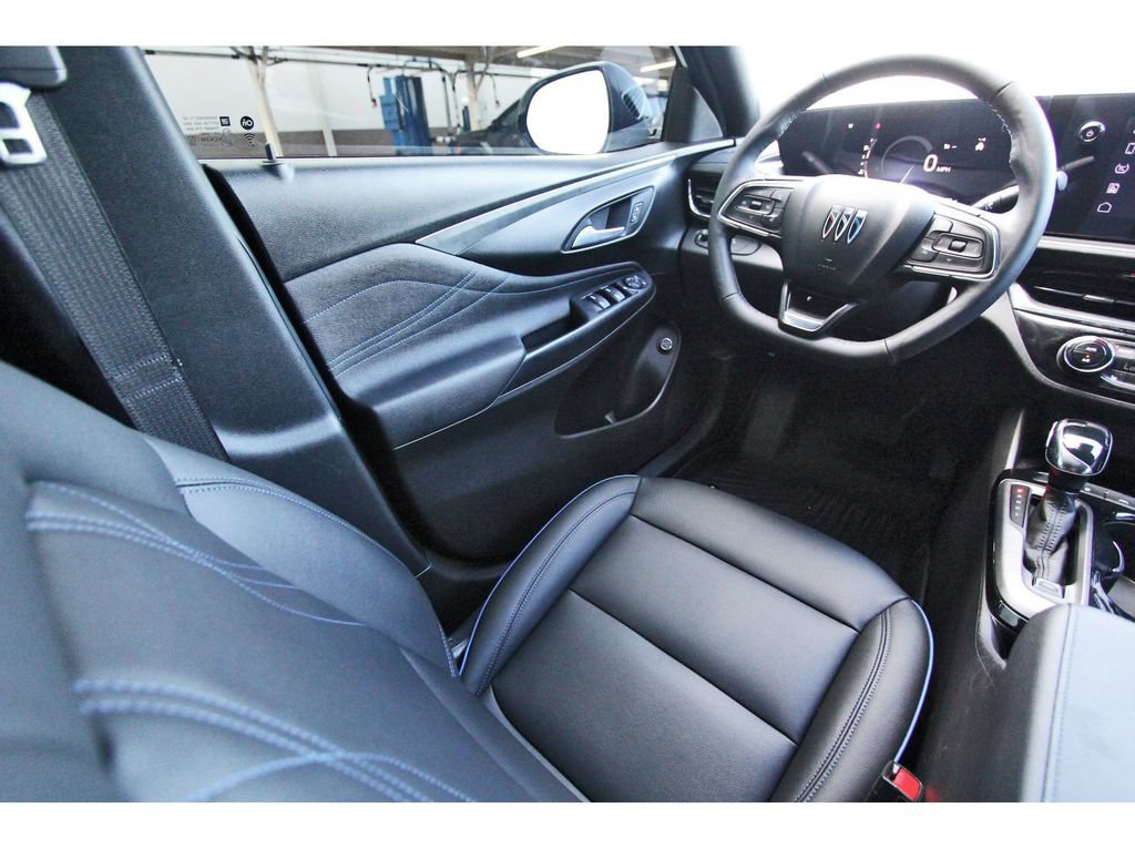 Used 2025 Buick Envista Sport Touring w/ Experience Buick Package FWD image 7