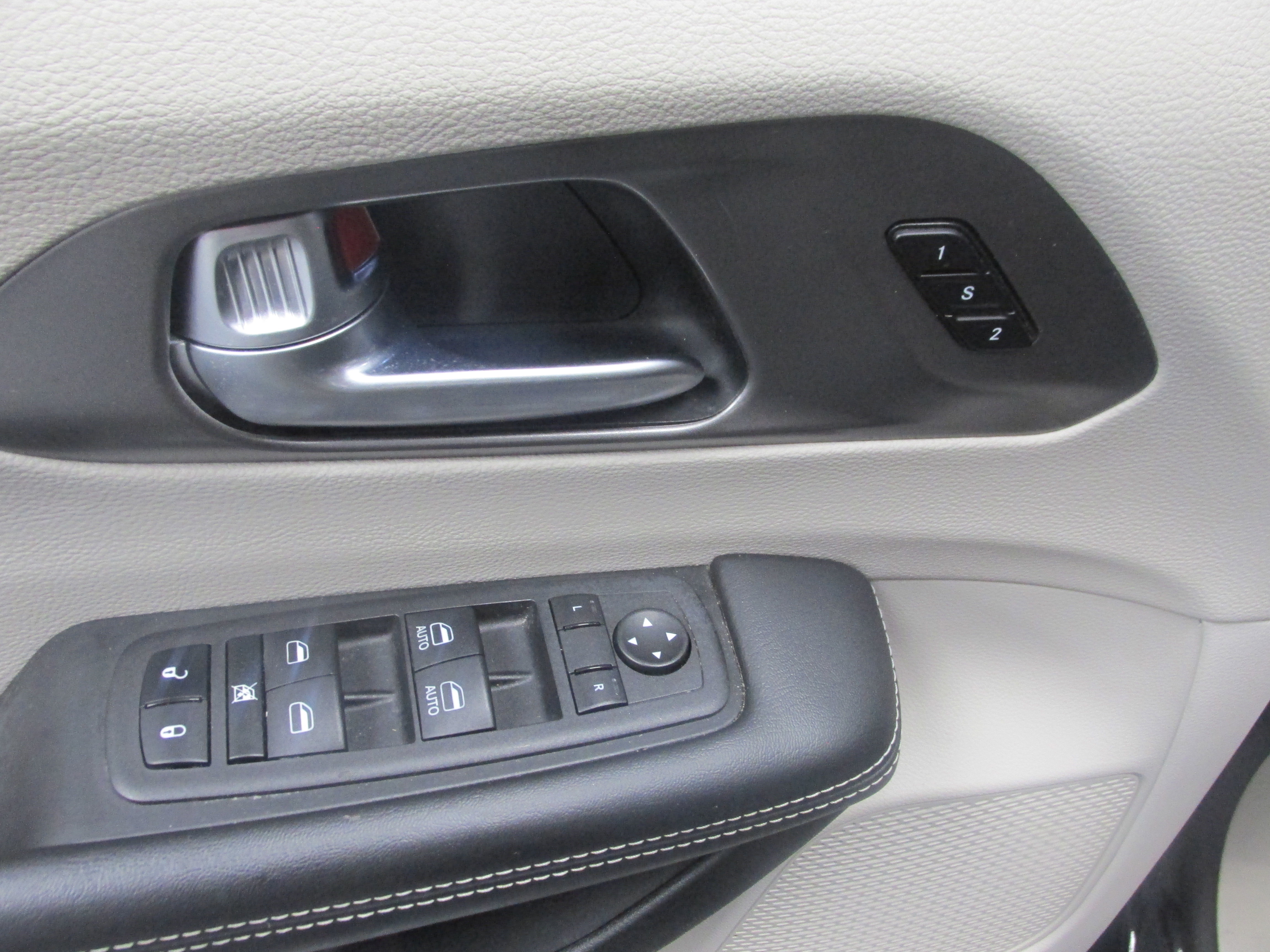 Used 2023 Chrysler Pacifica Touring-L FWD image 29