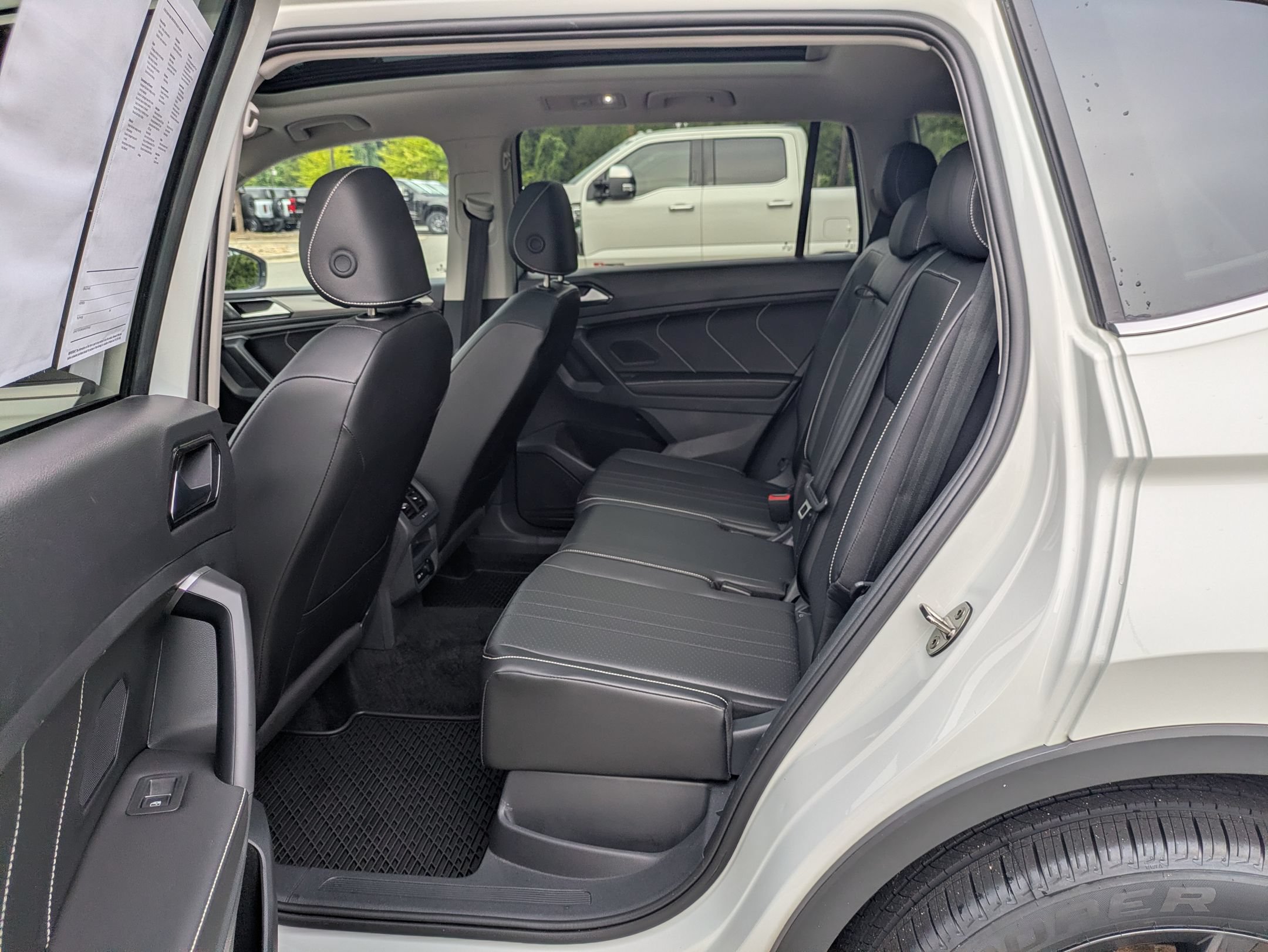 Used 2024 Volkswagen Tiguan SE w/ Panoramic Sunroof Package AWD/4WD image 28
