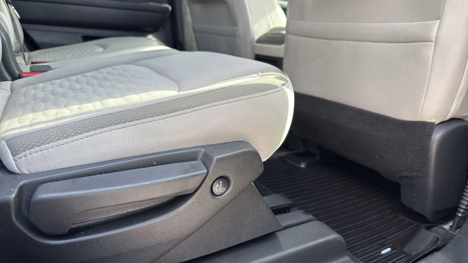 Used 2024 Nissan Pathfinder SV FWD image 26
