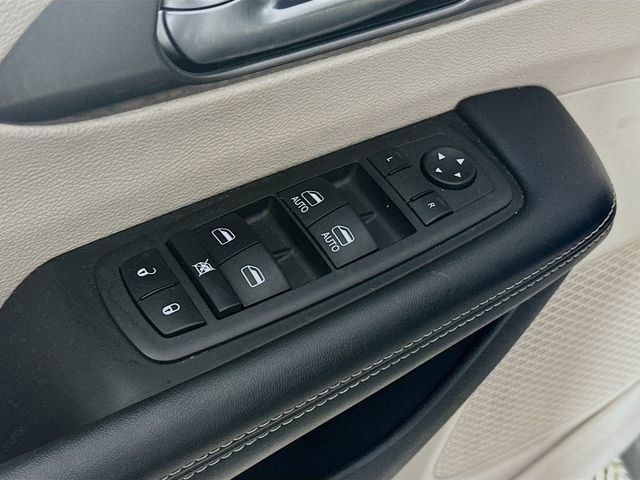 Used 2022 Chrysler Pacifica Touring-L image 17