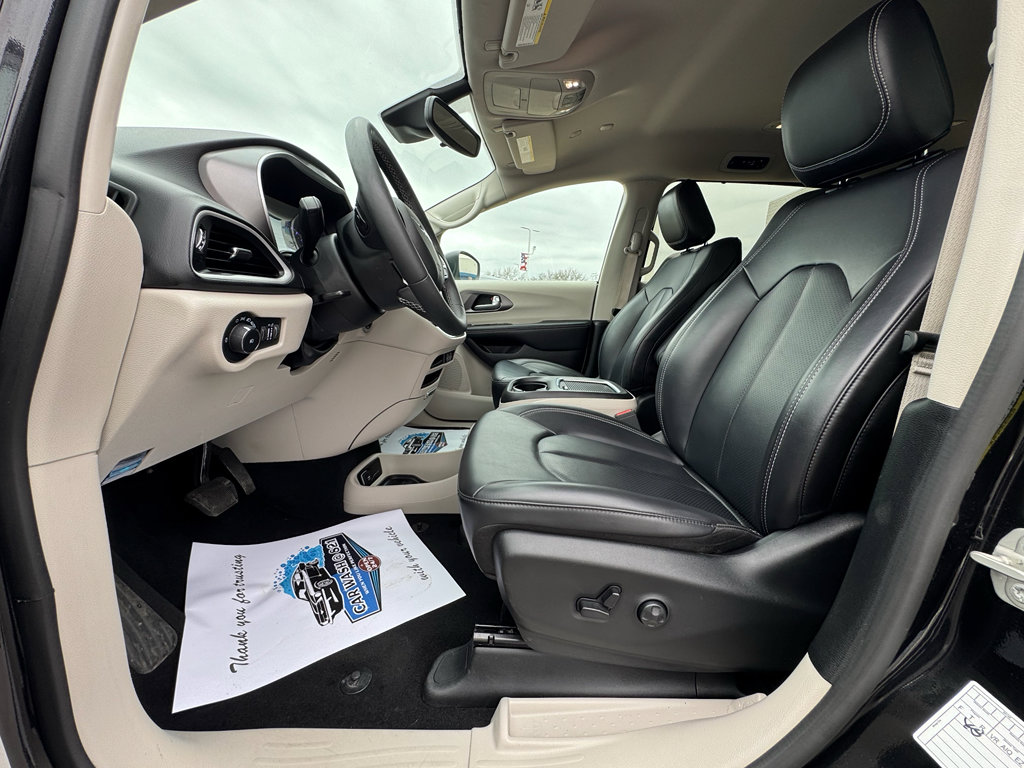 Used 2023 Chrysler Pacifica Touring-L FWD image 17