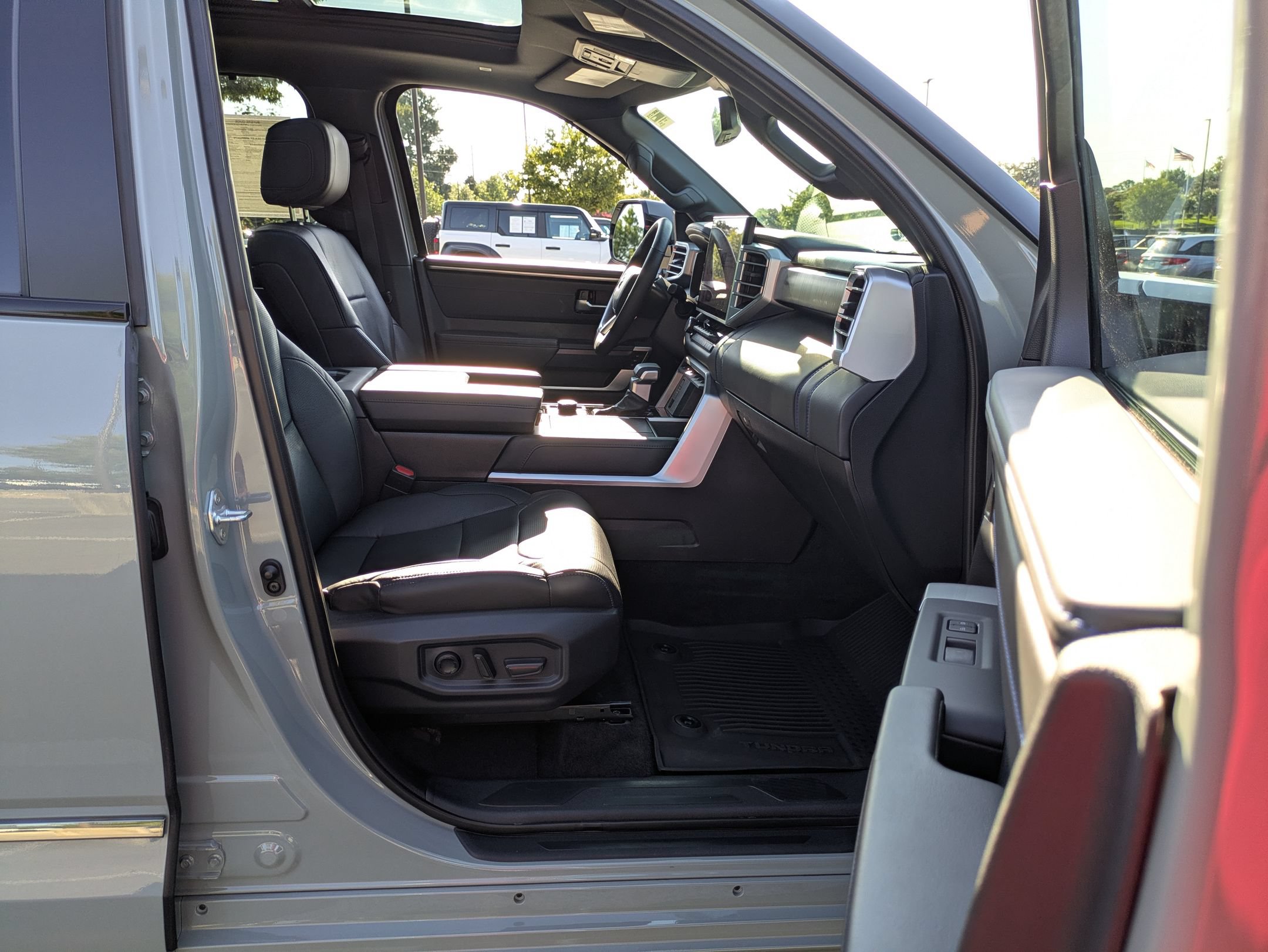 Used 2025 Toyota Tundra Platinum AWD/4WD image 40