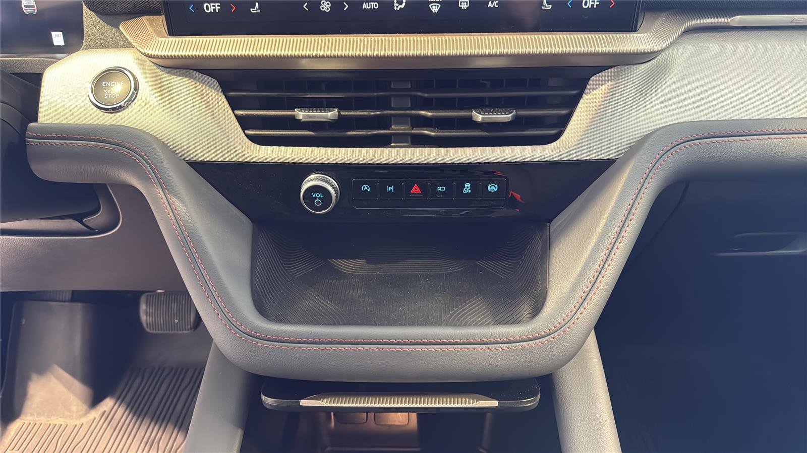 Certified 2025 Ford Explorer Active AWD/4WD image 26