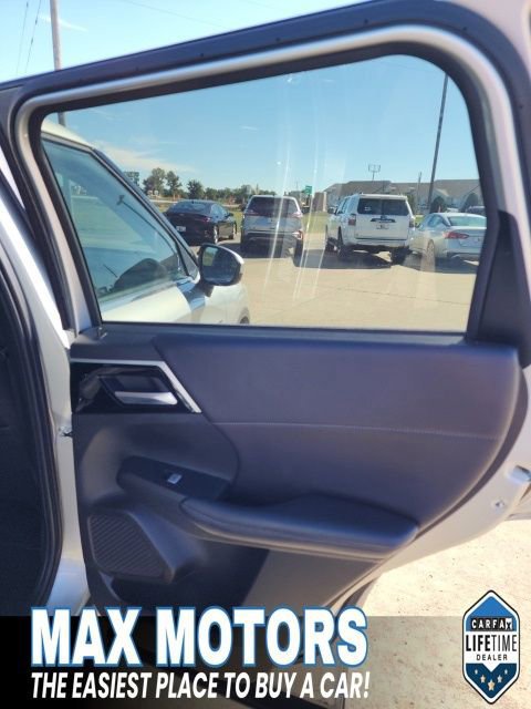 Used 2023 Mitsubishi Outlander SE image 37