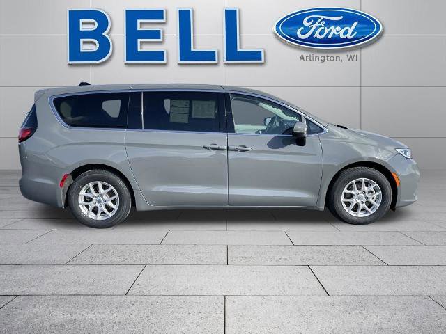 Used 2023 Chrysler Pacifica Touring-L image 2