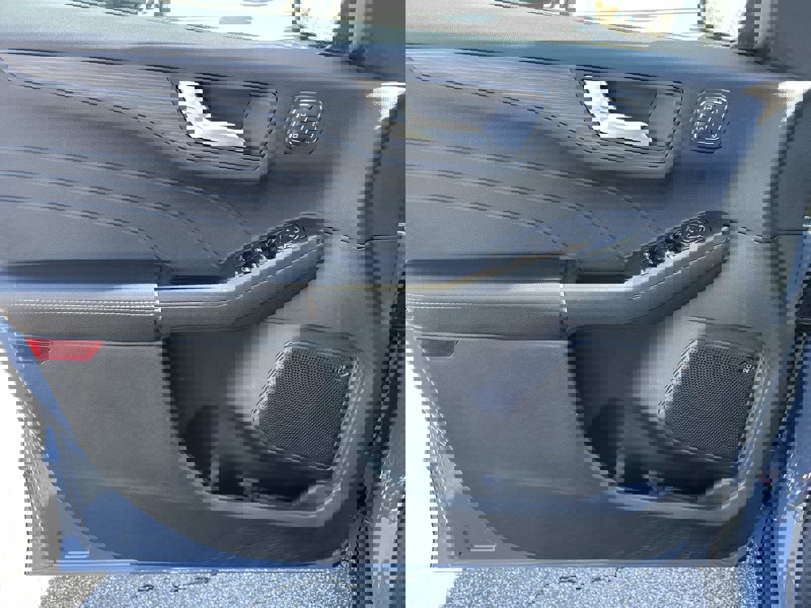 Certified 2025 Ford Escape Platinum w/ Premium Technology Package image 16