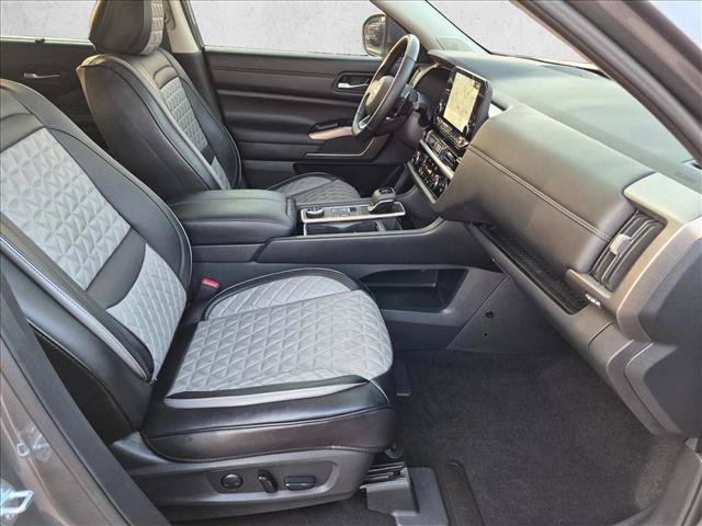 Used 2025 Nissan Pathfinder Platinum AWD/4WD image 21