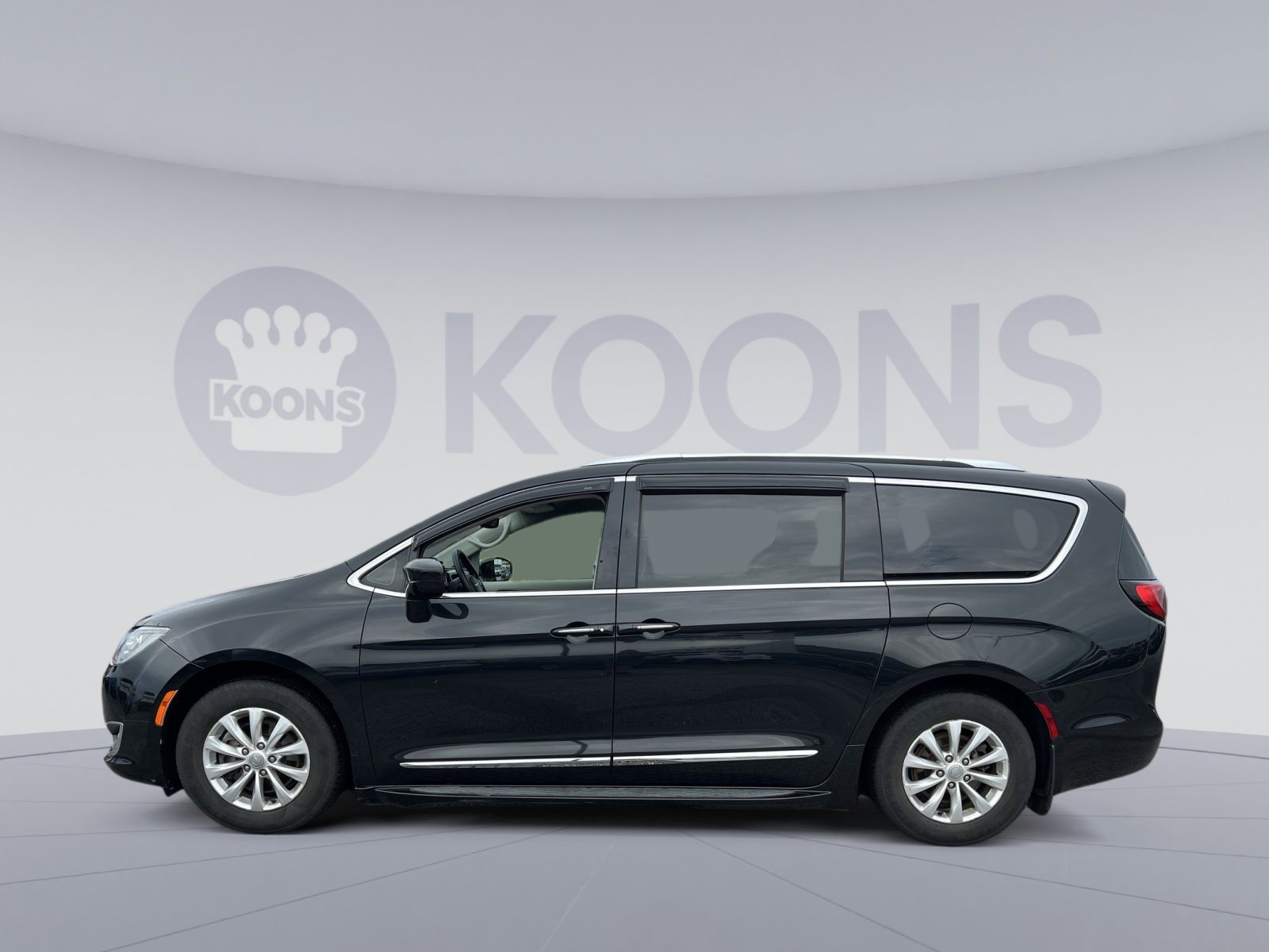 Used 2018 Chrysler Pacifica Touring-L FWD image 13