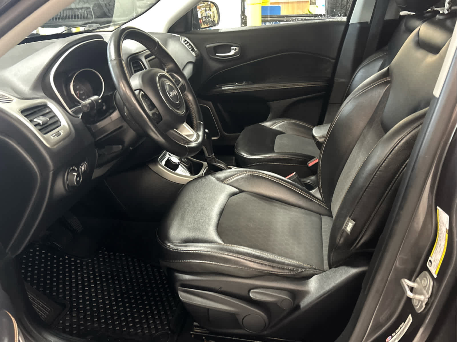 Used 2018 Jeep Compass Latitude w/ Cold Weather Group image 14