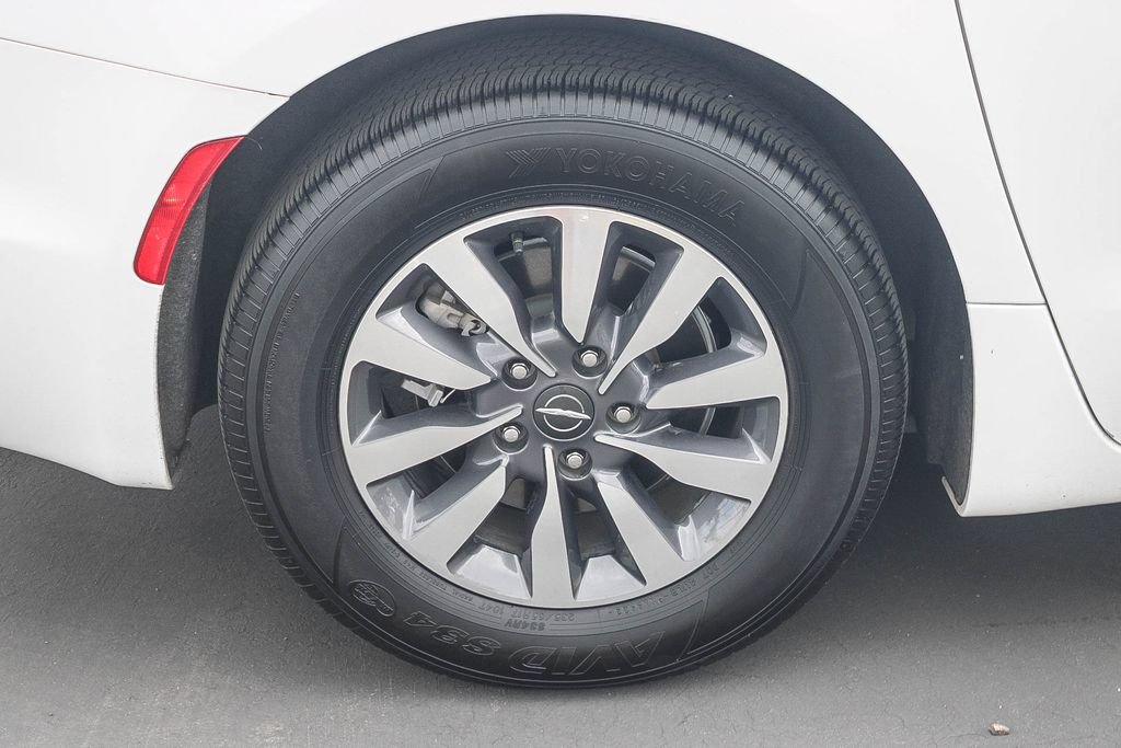 Used 2023 Chrysler Pacifica Touring-L FWD image 11