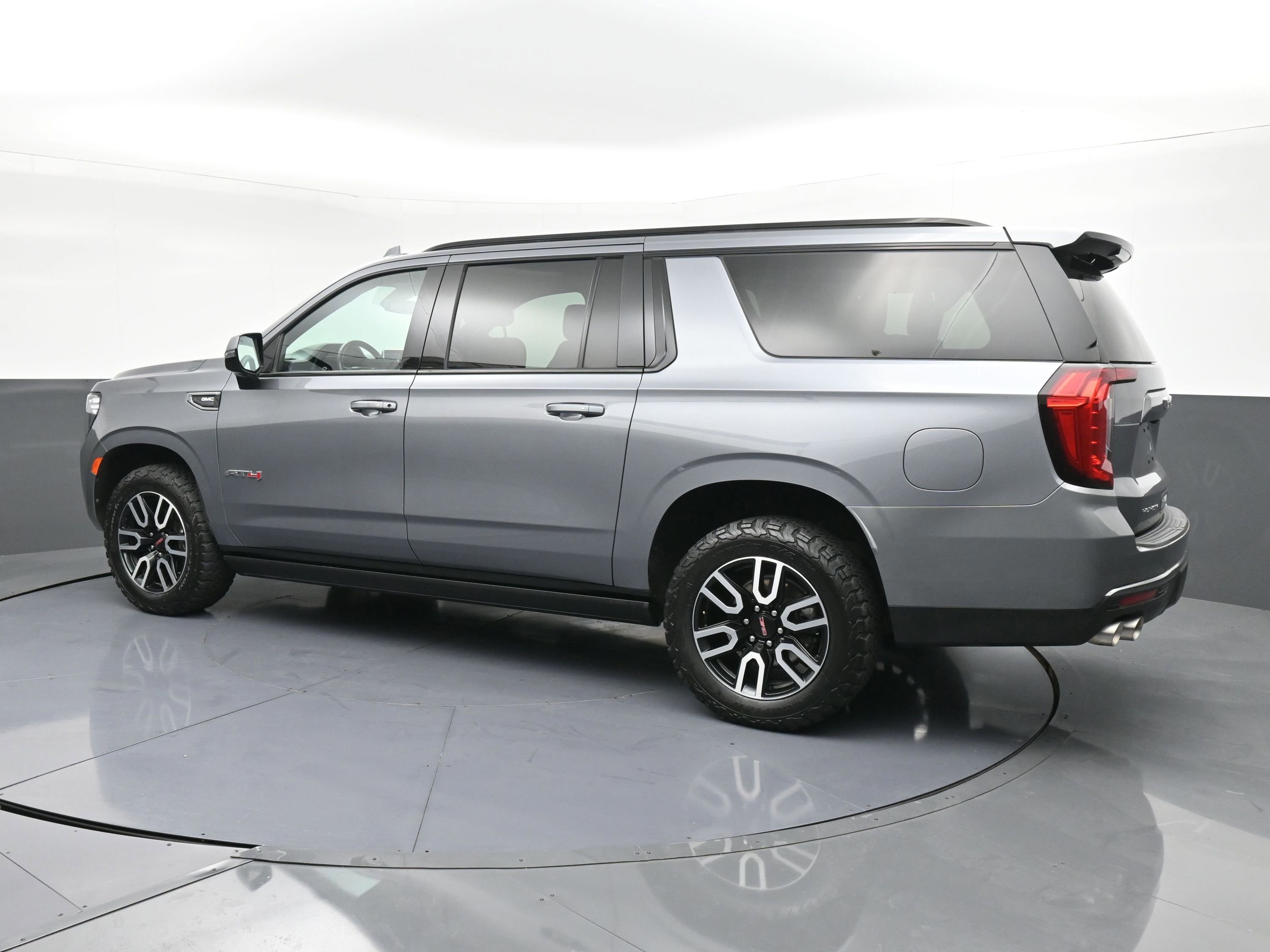 Used 2022 GMC Yukon XL AT4 image 8
