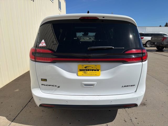 Used 2025 Chrysler Pacifica Limited FWD image 6