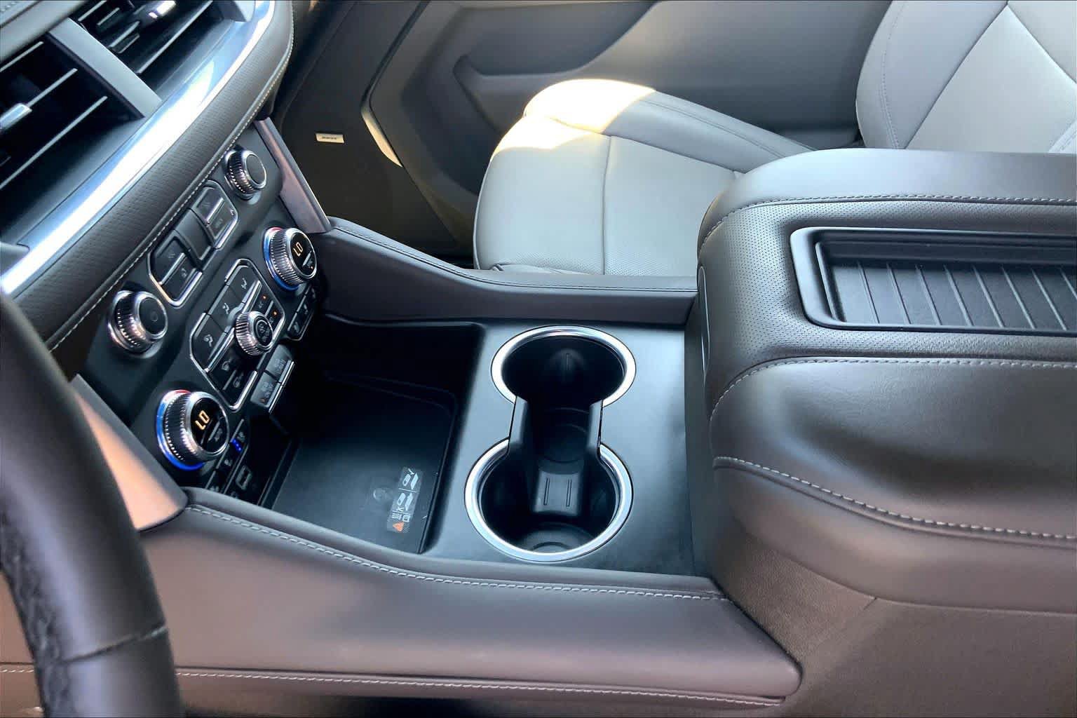 Used 2024 GMC Yukon XL SLT w/ SLT Luxury Package RWD image 17