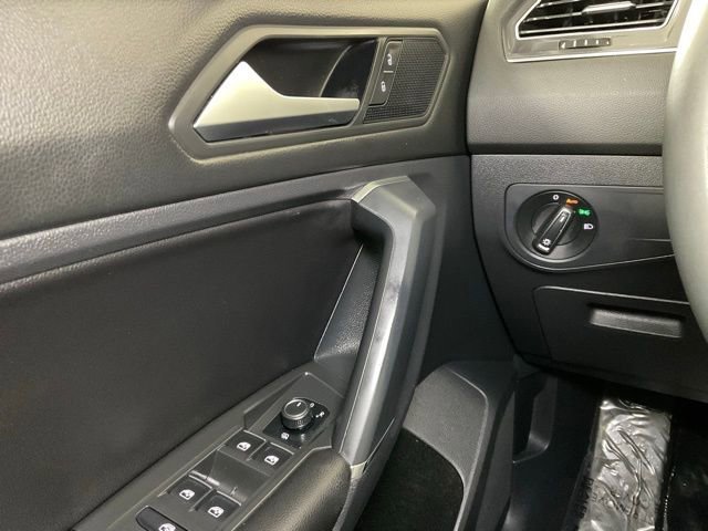 Used 2020 Volkswagen Tiguan SE w/ Panoramic Sunroof Package image 21