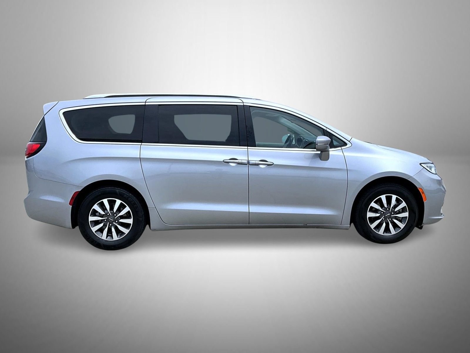 Used 2021 Chrysler Pacifica Touring-L FWD image 4