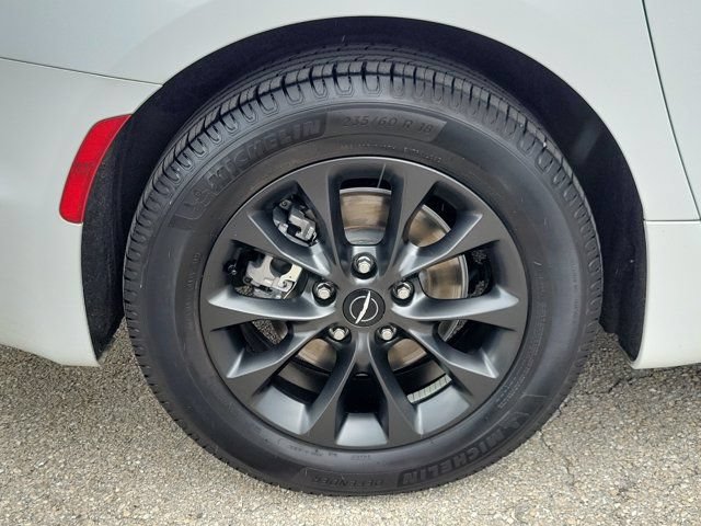 Used 2021 Chrysler Pacifica Touring-L w/ Premium & Safety Sphere Group FWD image 11