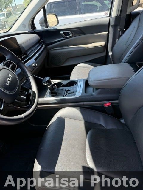 Used 2025 Kia Carnival FWD image 7