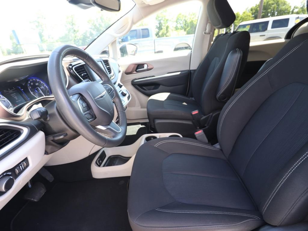 Used 2023 Chrysler Voyager LX FWD image 2