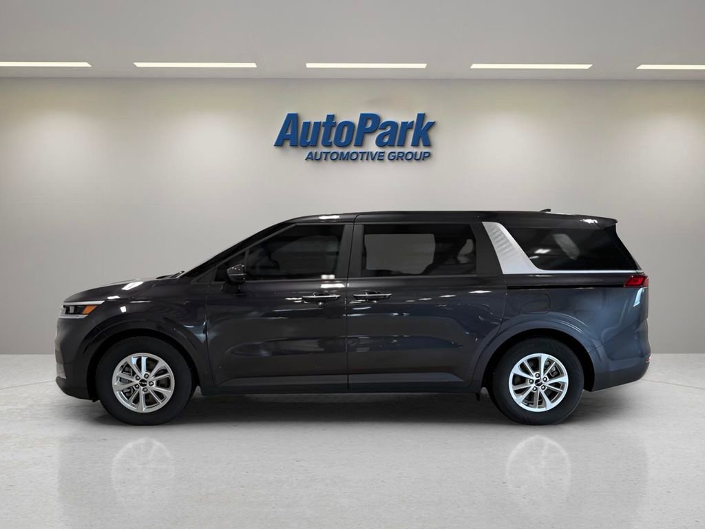 Used 2022 Kia Carnival LX image 2