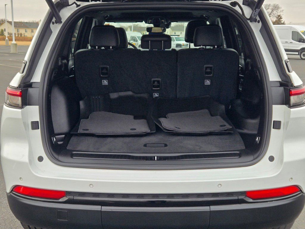 Used 2023 Jeep Grand Cherokee Altitude image 15