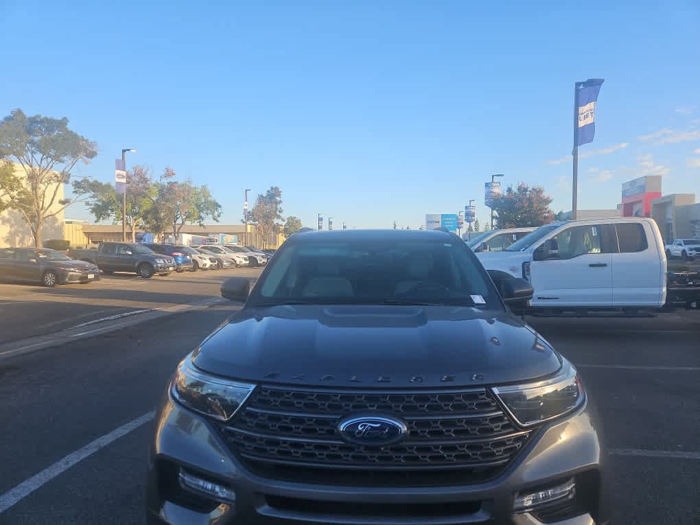 Certified 2021 Ford Explorer XLT w/ Equipment Group 202A AWD/4WD image 2