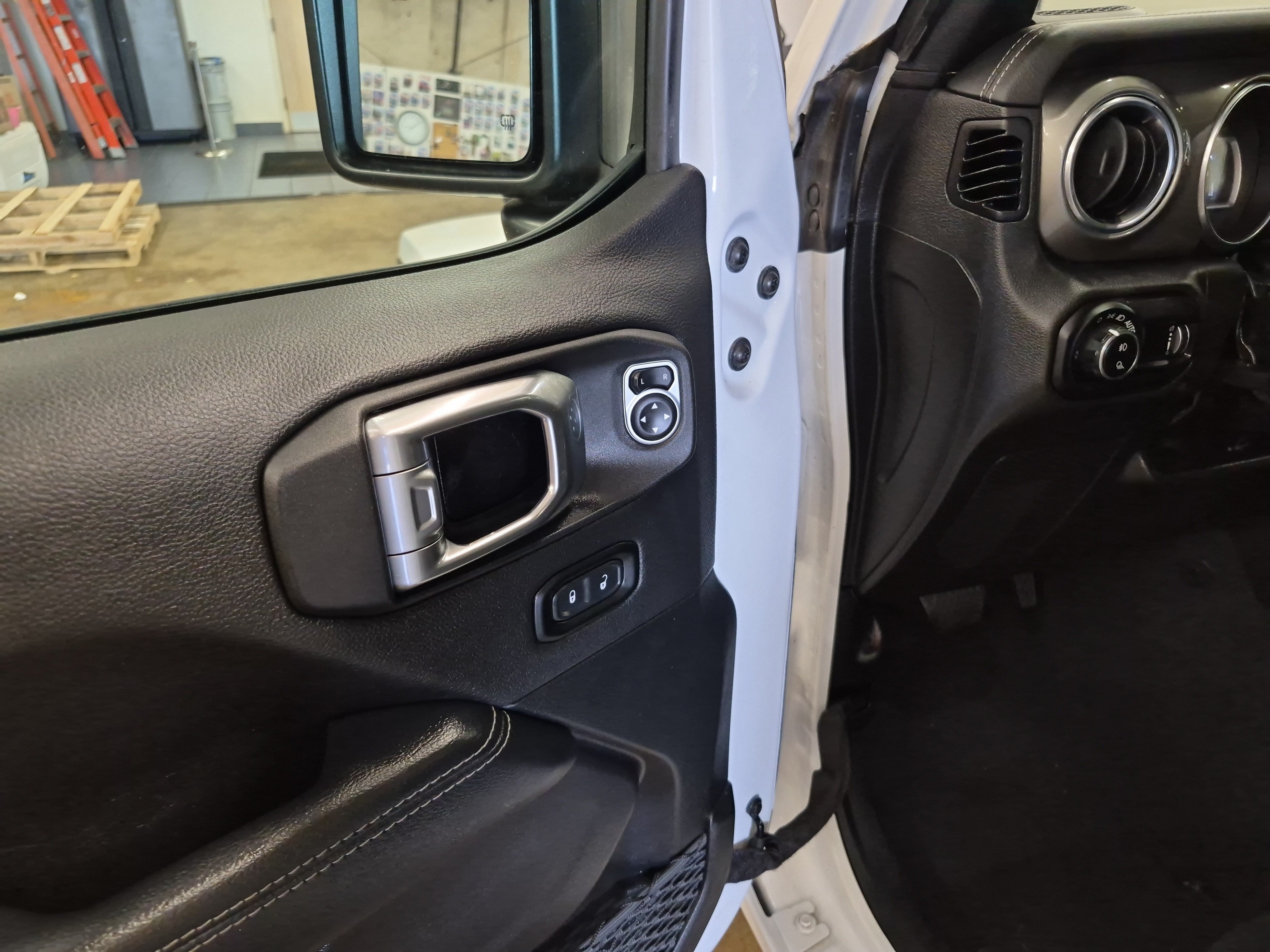 Used 2023 Jeep Gladiator Overland AWD/4WD image 12