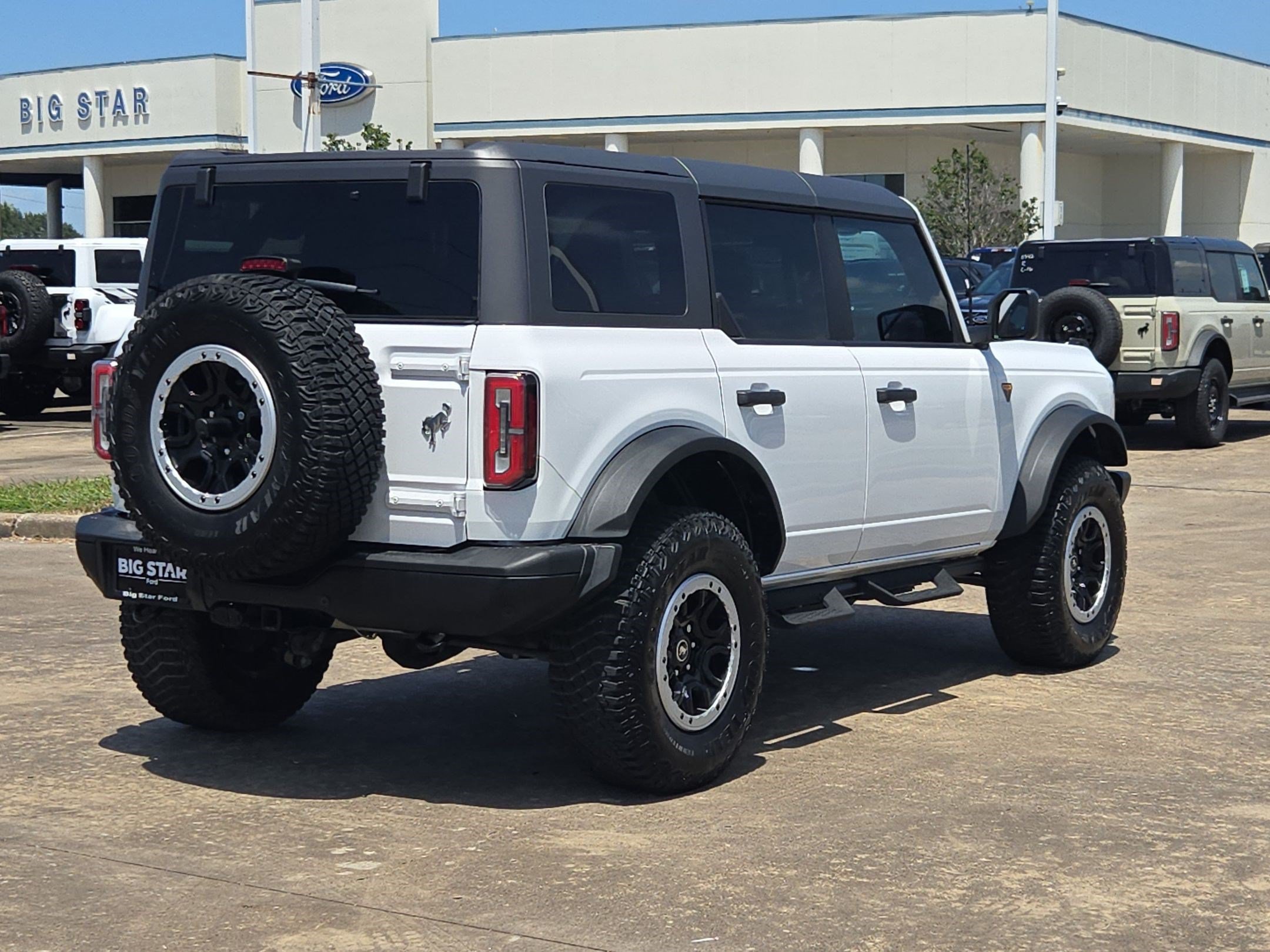 Certified 2023 Ford Bronco Badlands w/ Sasquatch Package AWD/4WD image 3