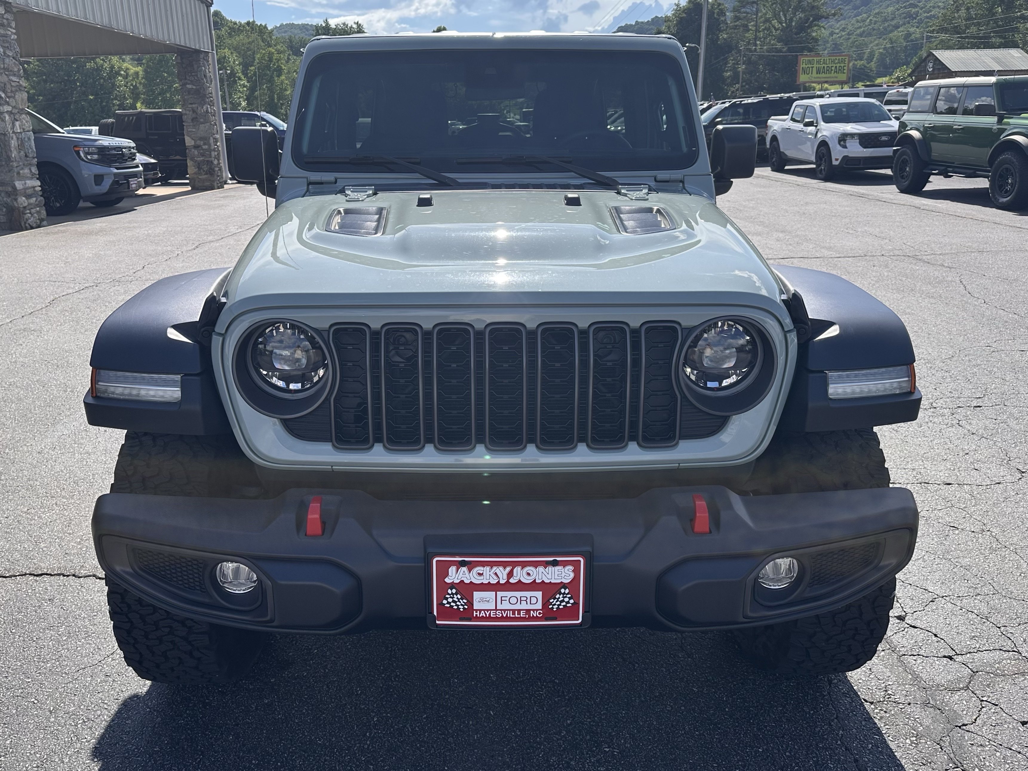 Used 2024 Jeep Wrangler Unlimited Rubicon w/ Convenience Group AWD/4WD image 3