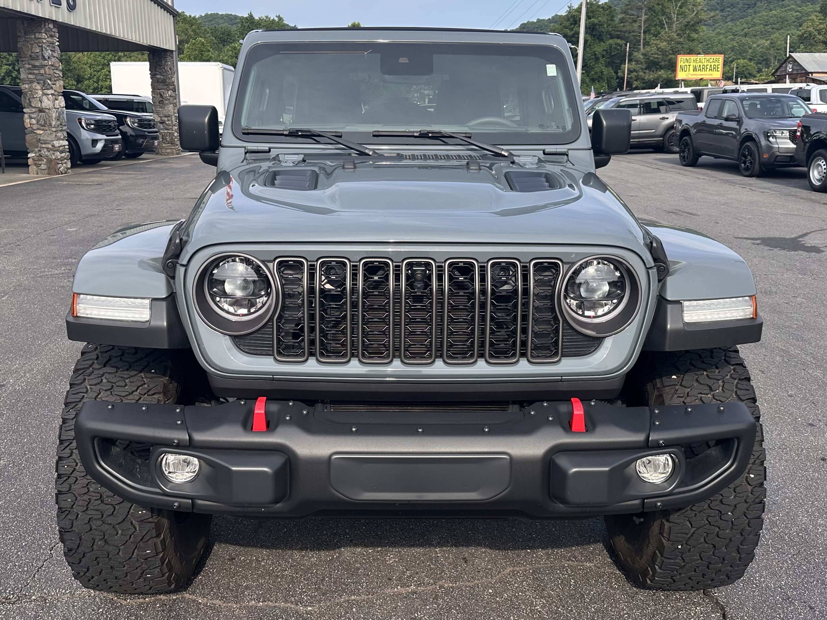 Used 2024 Jeep Wrangler Unlimited Rubicon AWD/4WD image 3