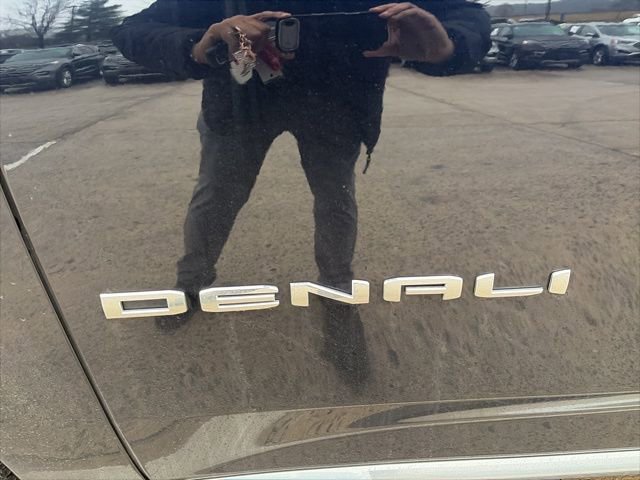 Used 2022 GMC Yukon XL Denali w/ Denali Premium Package image 7