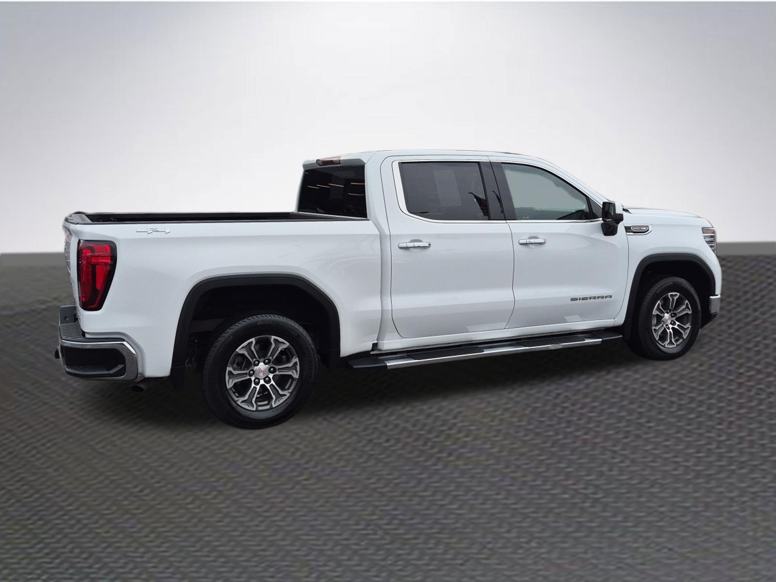 Used 2023 GMC Sierra 1500 SLT w/ SLT Convenience Package AWD/4WD image 4
