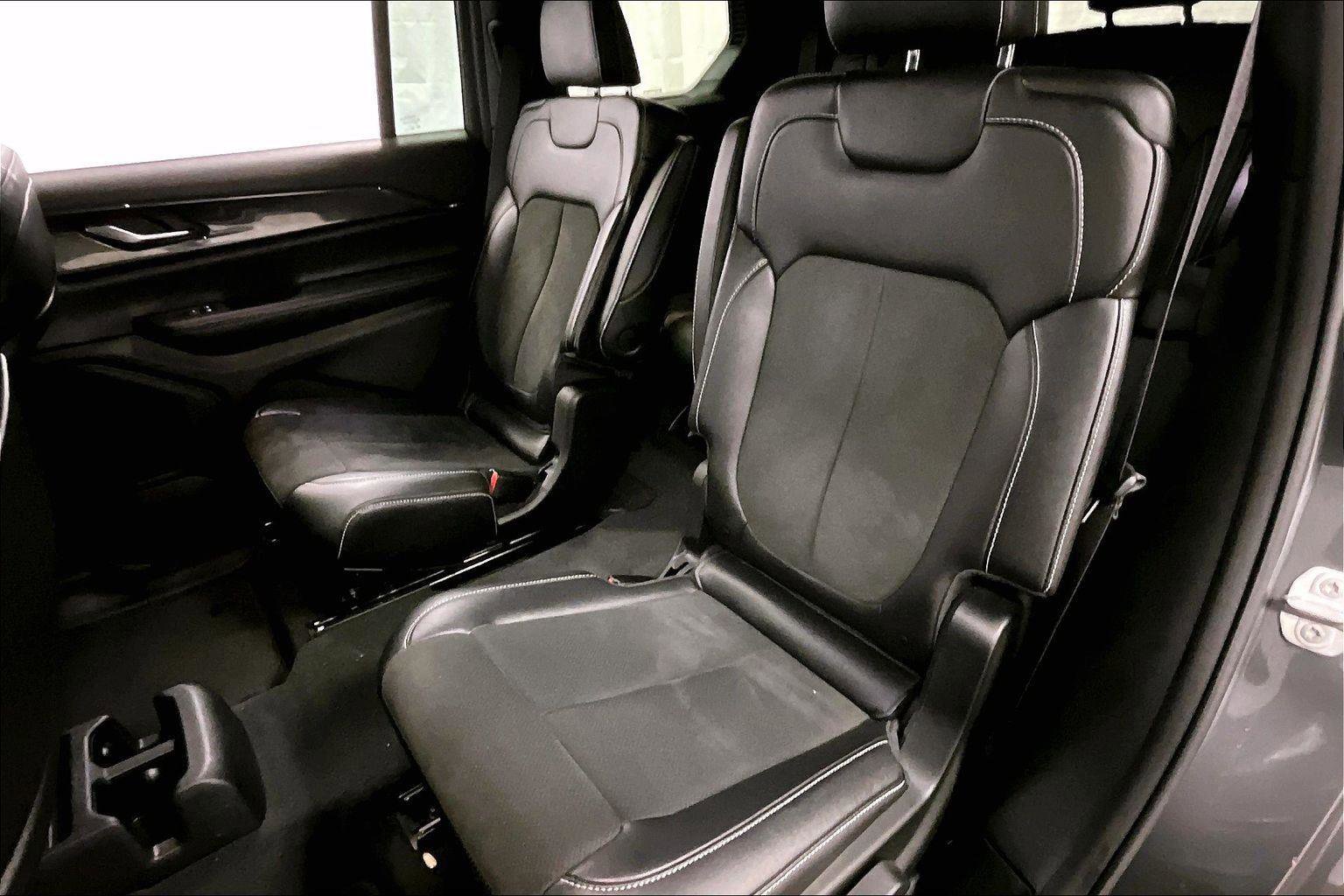 Used 2023 Jeep Grand Cherokee L Laredo image 25