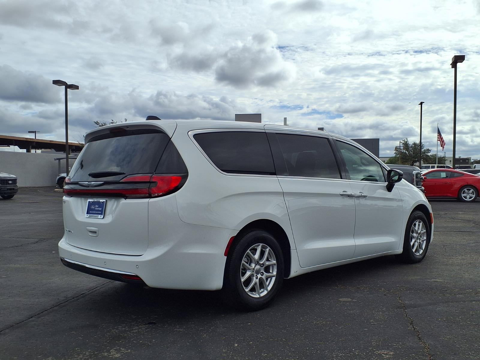Used 2025 Chrysler Pacifica Select FWD image 6